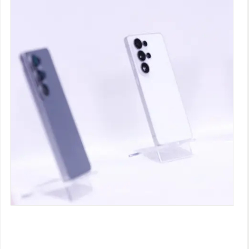 بدأت شركة سامسونغ طرح الإصدار المستقر من واجهة One UI 9، المبنية على نظام التشغيل أندرويد 17، لهواتف سلسلة Galaxy S26، في خطوة تمثل أحد أبرز التحديثات البرمجية التي تصل إلى هواتف الشركة الرائدة خلال هذا العام.وجاء إطلاق النسخة المستقرة بعد فترة طويلة من الاختبارات التجريبية، إذ بدأت سامسونغ برنامج اختبار One UI 9 في مايو الماضي، وشهد البرنامج إصدار سبع نسخ تجريبية هدفت إلى اختبار المزايا الجديدة وتحسين أداء النظام ومعالجة المشكلات قبل طرح النسخة النهائية للمستخدمين.
وبدأت عملية التحديث في كوريا الجنوبية، التي تعد السوق المحلية لشركة سامسونغ، على أن يتم توسيع نطاق التوزيع تدريجيًا ليصل إلى مزيد من الأسواق حول العالم. ويشمل التحديث هواتف Galaxy S26 وGalaxy S26+ وGalaxy S26 Ultra، ما يعني أن جميع الطرازات الرئيسية ضمن السلسلة ستحصل على الواجهة الجديدة.
ويحمل التحديث أرقام البناء S948NKSU4BZI6 وS948NOKR4BZI6 وS948NKSU4BZHO للطرازات الثلاثة، بينما يبلغ حجم حزمة التحديث نحو 650 ميغابايت.
وأكدت سامسونغ بدء طرح الإصدار المستقر، موضحة أن عملية التوزيع تتم على مراحل. وبالتالي، قد لا يظهر التحديث على جميع الأجهزة في الوقت نفسه، حتى إذا بدأ طرحه رسميًا في الدولة التي يوجد بها المستخدم.
ويعكس أسلوب الطرح التدريجي استراتيجية شائعة في تحديثات أنظمة التشغيل، إذ تتيح هذه الطريقة للشركة مراقبة أداء النسخة الجديدة على نطاق أوسع قبل توسيع نطاق إتاحتها. كما يمكن أن يختلف توقيت وصول التحديث بحسب السوق والطراز وشركة الاتصالات في بعض الحالات.
One UI 9 يجلب مزيدًا من الذكاء الاصطناعي
لا تركز واجهة One UI 9 على تحسينات التصميم والأداء فقط، بل تقدم أيضًا مجموعة من المزايا الجديدة التي تعتمد بدرجة أكبر على تقنيات الذكاء الاصطناعي.
ومن أبرز الإضافات ميزة Now Nudge، وهي أداة مصممة لفهم ما يظهر على شاشة الهاتف والسياق الذي يتعامل معه المستخدم، ثم تقديم بطاقات تتضمن إجراءات أو اقتراحات يمكن أن تكون مفيدة في تلك اللحظة.
وتختلف هذه الفكرة عن الأسلوب التقليدي الذي يعتمد على انتظار المستخدم لإعطاء أمر مباشر، إذ تحاول الميزة تقديم اقتراحات مرتبطة بما يقوم به المستخدم على الشاشة. ويمكن لهذا النوع من التكامل أن يجعل الهاتف أكثر تفاعلًا مع سياق الاستخدام اليومي.
وتحصل لوحة الإعدادات السريعة Quick Panel أيضًا على مجموعة من التغييرات، تشمل إعادة تصميم الواجهة وتوسيع خيارات التخصيص. وسيتمكن المستخدم من ترتيب عناصر لوحة الإعدادات وتعديل طريقة ظهورها وفقًا لتفضيلاته.
وتأتي هذه التغييرات ضمن توجه سامسونغ إلى جعل واجهة One UI أكثر مرونة، مع توفير مساحة أكبر للمستخدم للتحكم في العناصر التي تظهر أمامه والوصول إلى الوظائف التي يستخدمها بصورة متكررة.
كما تتضمن One UI 9 مجموعة من التحسينات المتعلقة بتجربة الاستخدام والمزايا الذكية، وهو ما يجعل التحديث يتجاوز كونه مجرد تغيير بصري للواجهة.
وتكتسب هذه الخطوة أهمية خاصة مع استمرار شركات الهواتف في دمج الذكاء الاصطناعي بصورة أعمق داخل أنظمة التشغيل. فبدلًا من أن تكون أدوات الذكاء الاصطناعي محصورة في تطبيقات منفصلة، أصبح الاتجاه نحو جعلها جزءًا من النظام نفسه، بحيث يمكن للمستخدم الوصول إليها أثناء استخدام وظائف الهاتف المختلفة.
تكامل أعمق مع جيميناي
تواصل سامسونغ كذلك توسيع دمج جيميناي مع تجربة One UI 9، ما يوفر للمستخدمين وصولًا أوسع إلى أدوات الذكاء الاصطناعي داخل الهاتف.
ويأتي هذا التكامل في إطار الاعتماد المتزايد على المساعدات الذكية لتسهيل تنفيذ المهام والوصول إلى المعلومات والتفاعل مع محتوى الجهاز. ومع One UI 9، تسعى سامسونغ إلى جعل الذكاء الاصطناعي جزءًا أكثر حضورًا في تجربة استخدام هواتف Galaxy S26.
كما تشير المعلومات إلى أن عددًا من التحسينات التي ظهرت مع هواتف Galaxy Z Fold 8 وGalaxy Z Flip 8 ستصل أيضًا إلى سلسلة Galaxy S26 من خلال التحديث الجديد.
ويعني ذلك أن سامسونغ تعمل على تقليل الفوارق في تجربة البرمجيات بين هواتفها الرائدة التقليدية والأجهزة القابلة للطي، بحيث يحصل مستخدمو الفئات المختلفة على مجموعة متقاربة من الوظائف والمزايا الحديثة.
ومن بين الإضافات الأخرى ميزة My FanCam، إلى جانب عدد من التحسينات التي تستهدف تطوير تجربة استخدام الهاتف وإضافة وظائف جديدة إلى الواجهة.
ويأتي الإصدار المستقر بعد برنامج تجريبي امتد لعدة أشهر وشهد إطلاق سبع نسخ تجريبية منذ مايو الماضي. وتسمح مثل هذه البرامج للشركة بجمع ملاحظات المستخدمين واكتشاف المشكلات البرمجية قبل توفير النسخة النهائية على نطاق واسع.
وبعد بدء الطرح في كوريا الجنوبية، من المتوقع أن تتوسع عملية التحديث إلى أسواق أخرى بشكل تدريجي. ولهذا قد يحتاج بعض المستخدمين إلى الانتظار لفترة إضافية قبل ظهور إشعار التحديث على أجهزتهم.
ويعد وصول One UI 9 إلى هواتف Galaxy S26 خطوة مهمة في مسار تطوير تجربة سامسونغ البرمجية، خاصة مع التركيز الواضح على الذكاء الاصطناعي والتخصيص والتفاعل مع سياق الاستخدام.
ومن المتوقع أن يكون الذكاء الاصطناعي أحد العناصر الرئيسية في تجربة استخدام هواتف سامسونغ خلال الفترة المقبلة، خصوصًا مع توسع الشركة في دمج أدوات المساعدة الذكية داخل النظام بدلًا من تقديمها باعتبارها وظائف منفصلة.
وبالنسبة إلى مستخدمي Galaxy S26 وGalaxy S26+ وGalaxy S26 Ultra، فإن التحديث يقدم مجموعة من التغييرات التي تشمل الواجهة وأدوات التخصيص والذكاء الاصطناعي والتكامل مع جيميناي.
وتظل عملية التحديث مرتبطة بجدول الطرح الخاص بكل سوق، ولذلك فإن عدم ظهور التحديث فورًا على جهاز معين لا يعني بالضرورة وجود مشكلة في الهاتف، فقد يكون الجهاز ببساطة ضمن مرحلة لاحقة من عملية التوزيع.
ومع اكتمال طرح One UI 9 تدريجيًا، تحصل سلسلة Galaxy S26 على أحدث تجربة برمجية من سامسونغ، في وقت تزداد فيه المنافسة بين شركات الهواتف حول دمج الذكاء الاصطناعي في أنظمة التشغيل وتقديم وظائف أكثر اعتمادًا على فهم سياق استخدام الجهاز.
أهم المعلومات في المقالة
سامسونغ بدأت طرح الإصدار المستقر من واجهة One UI 9
واجهة One UI 9 مبنية على نظام أندرويد 17
التحديث بدأ أولًا في كوريا الجنوبية
التحديث متاح لهواتف Galaxy S26 وGalaxy S26+ وGalaxy S26 Ultra
برنامج الاختبار التجريبي بدأ في مايو الماضي
البرنامج التجريبي شهد إطلاق سبع نسخ قبل الإصدار المستقر
حجم التحديث يبلغ نحو 650 ميغابايت
طرح التحديث يتم تدريجيًا في الأسواق المختلفة
ميزة Now Nudge من أبرز أدوات الذكاء الاصطناعي الجديدة
Now Nudge تقدم اقتراحات وإجراءات مرتبطة بما يظهر على شاشة الهاتف
Quick Panel حصلت على إعادة تصميم وخيارات تخصيص إضافية
One UI 9 يقدم تكاملًا أعمق مع جيميناي
بعض مزايا هواتف Galaxy Z Fold 8 وGalaxy Z Flip 8 تصل إلى سلسلة Galaxy S26
التحديث يتضمن ميزة My FanCam ومجموعة من التحسينات الأخرى
سامسونغ